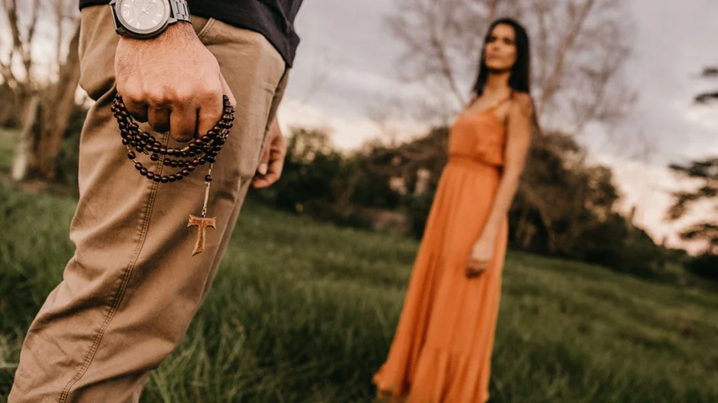 Simpatia para afastar alguém de seu marido ou de sua mulher