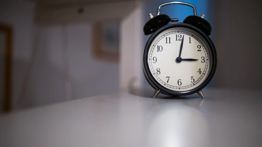 Simpatia para se acordar cedo sem perder a hora