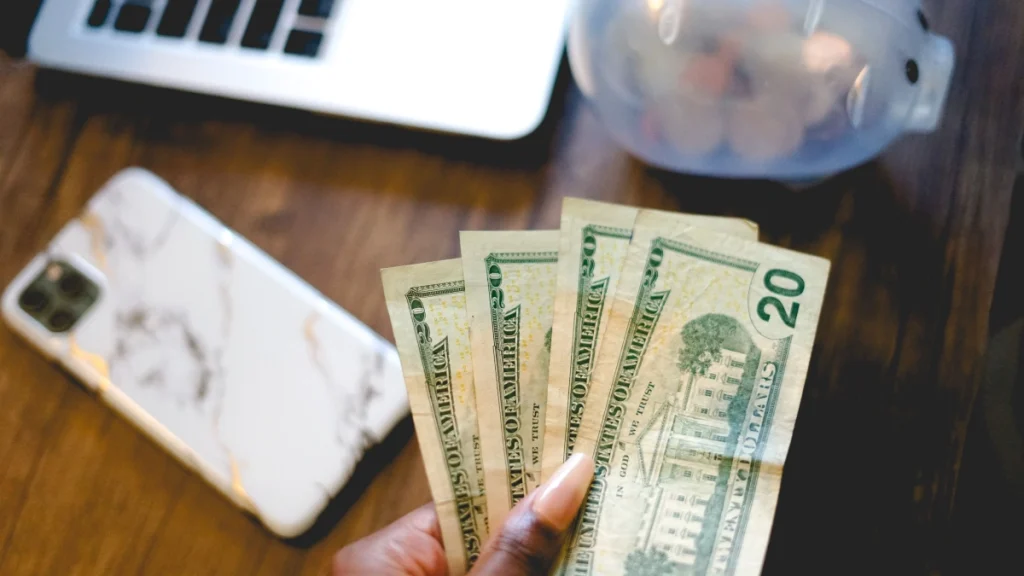Simpatia para ter dinheiro o mês inteiro