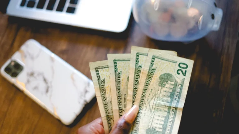 Simpatia para ter dinheiro o mês inteiro
